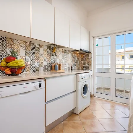 Апартаменты Sunny Flat W/ Balcony Near The Sea By Hostwise Албуфейра