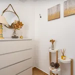 Sunny Flat W/ Balcony Near The Sea By Hostwise Διαμέρισμα