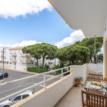 Apartment Sunny Flat W/ Balcony Near The Sea By Hostwise