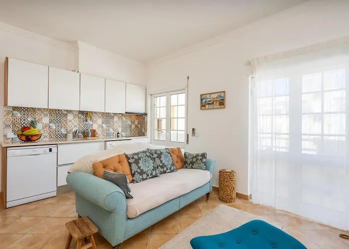 Apartment Sunny Flat W/ Balcony Near The Sea By Hostwise *